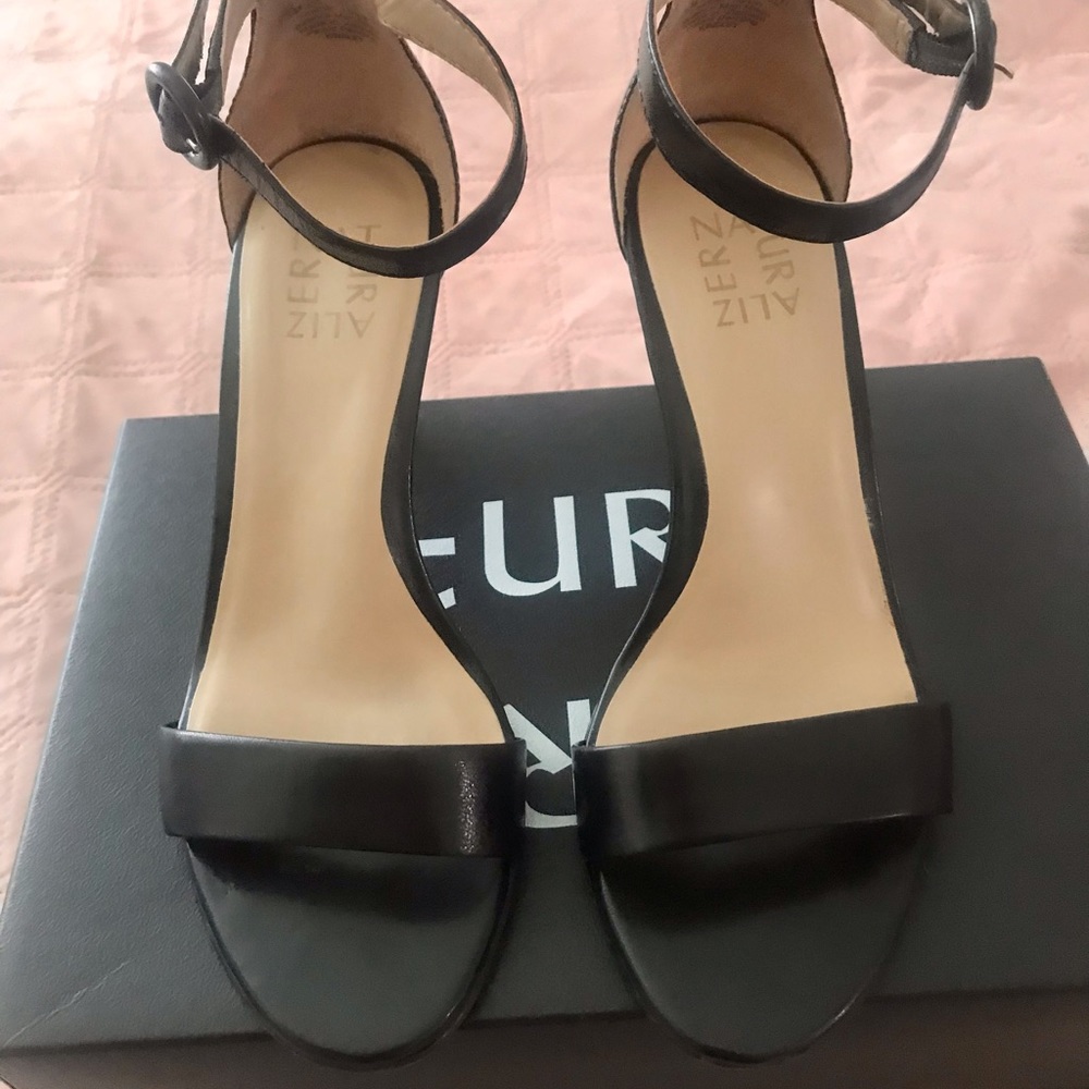 Like new comfy cozy Naturalizer sandal!Super Cute